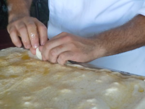 preparando la focaccia col formaggio...