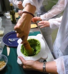persone che fan pesto