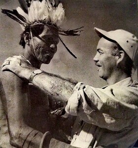 il genovese alfredo curti fra gli indios durante le riprese del docufilm "I misteri del mato grosso"