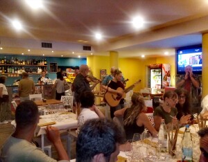Scene da un Vinerdì: la musica dal vivo